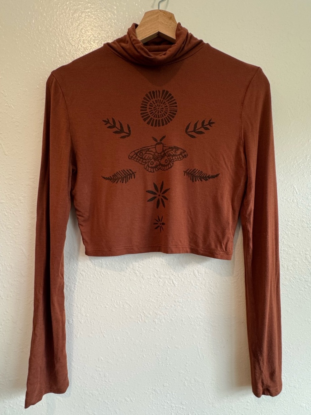 Hand Printed | AKIRA Rust Brown Long Sleeve Graphic Turtleneck Crop Top | Size M